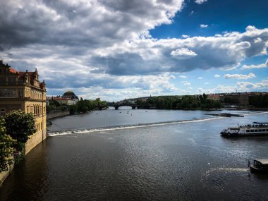 Vltava nehrinin manzarasını kapat 