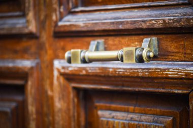 Roma 'nın tarihi sokaklarında antik kapılar kapanıyor.