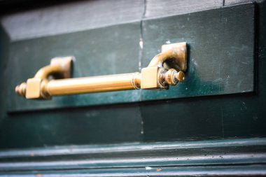 Roma 'nın tarihi sokaklarında antik kapılar kapanıyor.