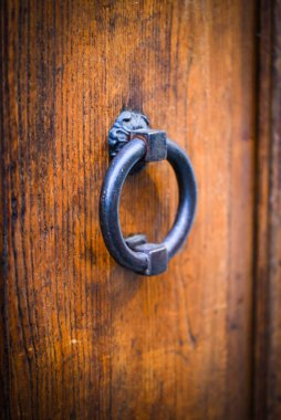 Roma 'nın tarihi sokaklarında antik kapılar kapanıyor.