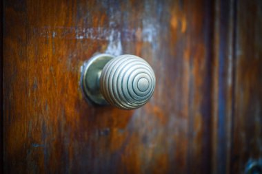 Roma 'nın tarihi sokaklarında antik kapılar kapanıyor.