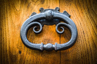 Roma 'nın tarihi sokaklarında antik kapılar kapanıyor.