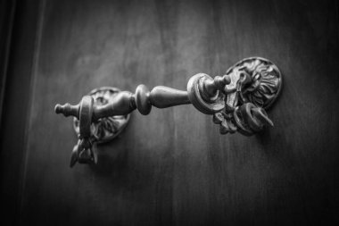 Roma 'nın tarihi sokaklarında antik kapılar kapanıyor.