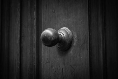 Roma 'nın tarihi sokaklarında antik kapılar kapanıyor.