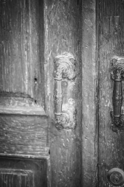 Roma 'nın tarihi sokaklarında antik kapılar kapanıyor.