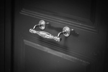 Roma 'nın tarihi sokaklarında antik kapılar kapanıyor.