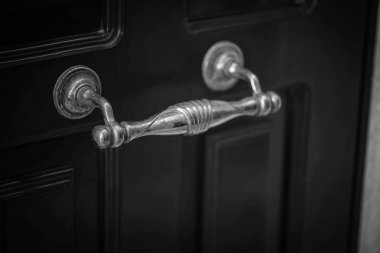 Roma 'nın tarihi sokaklarında antik kapılar kapanıyor.