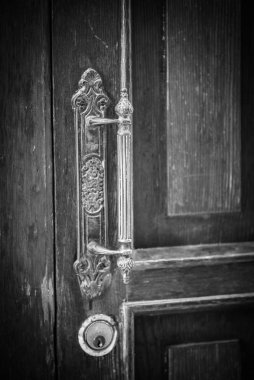 Roma 'nın tarihi sokaklarında antik kapılar kapanıyor.