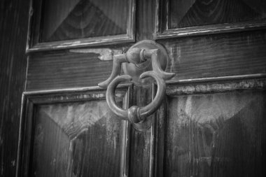 Roma 'nın tarihi sokaklarında antik kapılar kapanıyor.