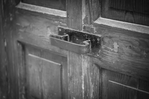 古代のドアはローマの歴史的な通りの中に閉じられます — ストック写真