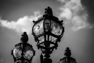 Paris sokaklarına yakın bir sokak lambası tasarlandı.