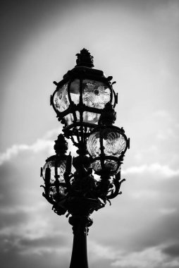 Paris sokaklarına yakın bir sokak lambası tasarlandı.