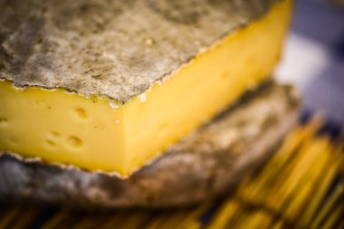 Fransız peynirini karıştır. Yakın görüntü.