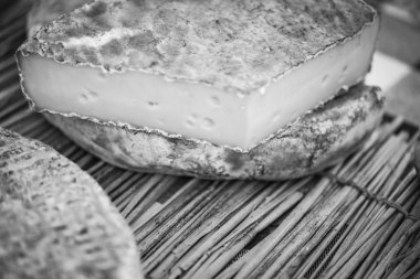 Fransız peynirini karıştır. Yakın görüntü.