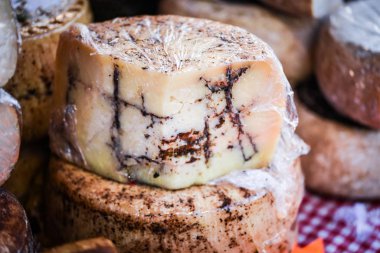 Fransız peynirini karıştır. Yakın görüntü.