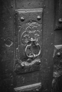 Eski kapılar kapanıyor.