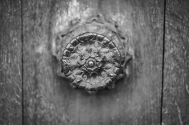 Roma 'nın tarihi sokaklarındaki antik kapılar