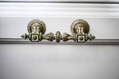 Roma 'nın tarihi sokaklarındaki antik kapılar