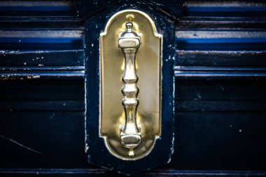 Roma 'nın tarihi sokaklarında eski kapılar kapanıyor.