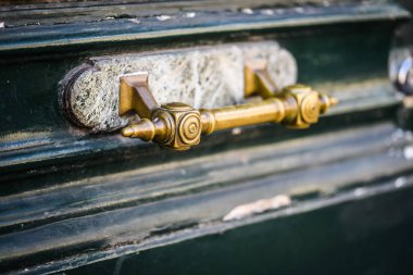 Roma 'nın tarihi sokaklarında eski kapılar kapanıyor.