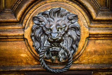 Roma 'nın tarihi sokaklarında eski kapılar kapanıyor.