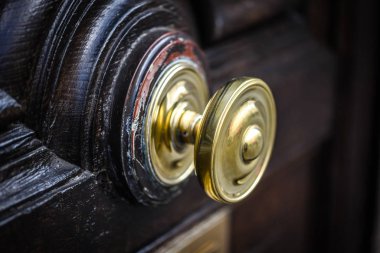 Roma 'nın tarihi sokaklarında eski kapılar kapanıyor.