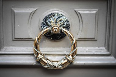 Roma 'nın tarihi sokaklarında eski kapılar kapanıyor.