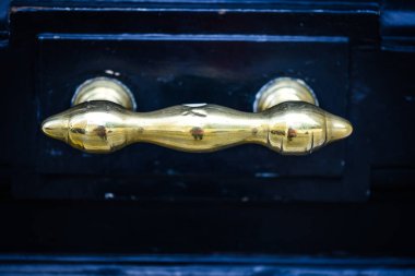 Roma 'nın tarihi sokaklarında eski kapılar kapanıyor.