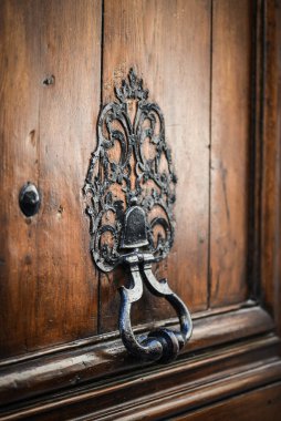 Roma 'nın tarihi sokaklarında eski kapılar kapanıyor.