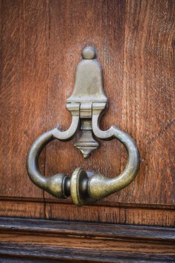 Roma 'nın tarihi sokaklarında eski kapılar kapanıyor.