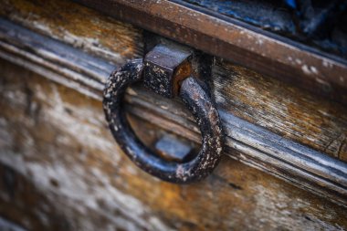 Roma 'nın tarihi sokaklarında eski kapılar kapanıyor.