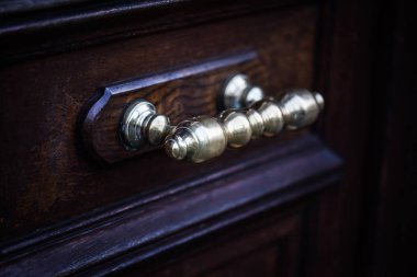 Roma 'nın tarihi sokaklarında eski kapılar kapanıyor.