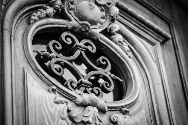 Старинные Двери Исторических Улицах Рима — стоковое фото