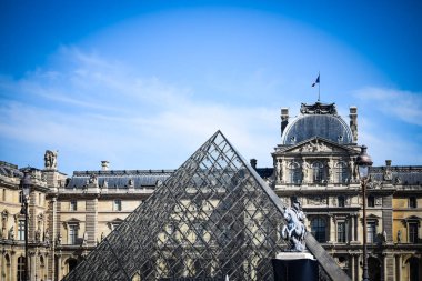 Paris kültür sembolü - Louvre Müzesi piramidi 