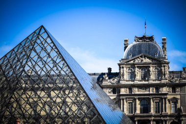 Paris kültür sembolü - Louvre Müzesi piramidi 