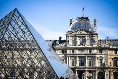 Paris kültür sembolü - Louvre Müzesi piramidi 