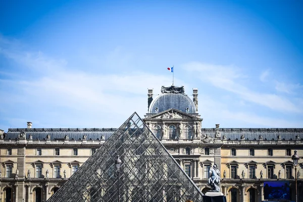 Pařížský Kulturní Symbol Luvre Museum Piramid — Stock fotografie