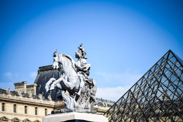 Símbolo Cultura Parisina Museo Louvre Piramida —  Fotos de Stock