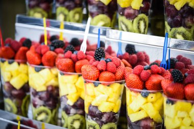 Taze meyveyi bardakta karıştır