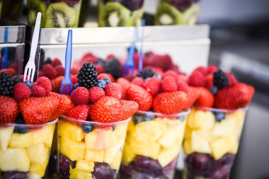 Taze meyveyi bardakta karıştır