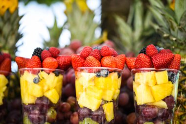 Taze meyveyi bardakta karıştır