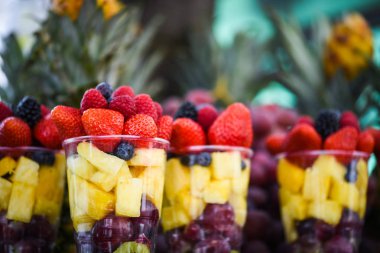 Taze meyveyi bardakta karıştır