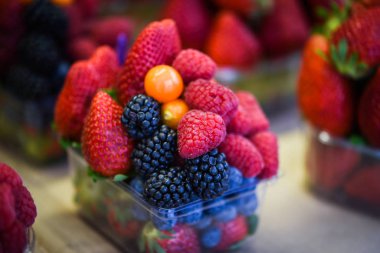 Taze böğürtlen yakın - çilek, yabanmersini, kırmızı böğürtlen, ahududu, kara dut 