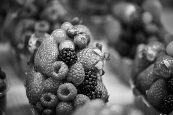 Bayas Frescas Cerca Fresas Arándanos Bayas Rojas Frambuesas Bayas Negras — Foto de Stock