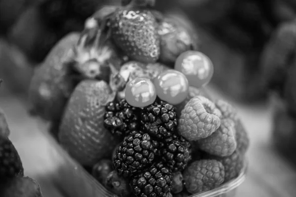 Bayas Frescas Cerca Fresas Arándanos Bayas Rojas Frambuesas Bayas Negras — Foto de Stock