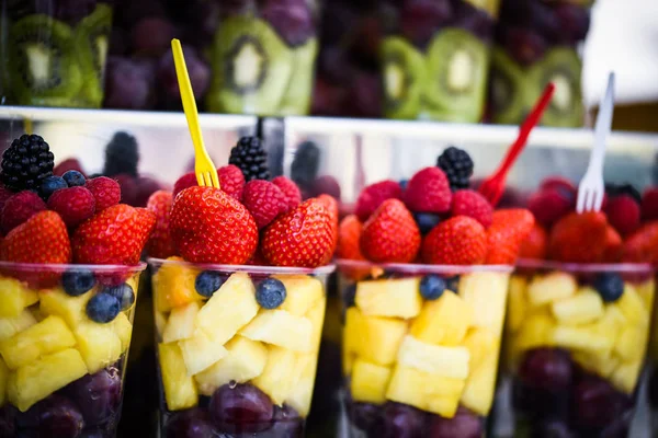 Mescolare Frutta Fresca Nel Bicchiere — Foto Stock