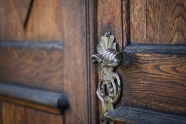 Prag sokaklarındaki tarihi kapıları kapatın.