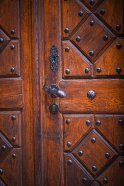 Prag sokaklarındaki tarihi kapıları kapatın.