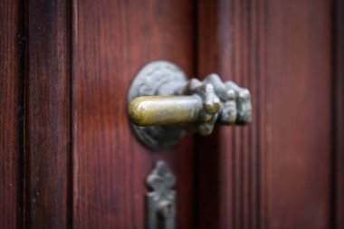 Prag sokaklarındaki tarihi kapıları kapatın.