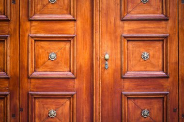 Prag sokaklarındaki tarihi kapıları kapatın.